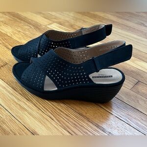 NIB Clarks Black Wedge Sandals size 8 Wide